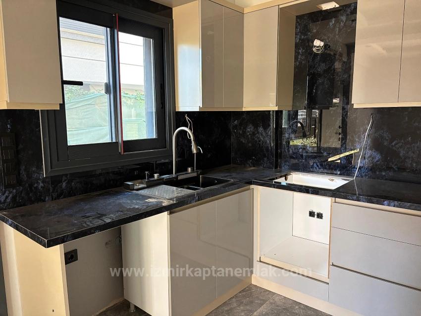 2+1 Villa For Sale In Menderes Özdere, 100 Meters From The Beach, With A Large Garden