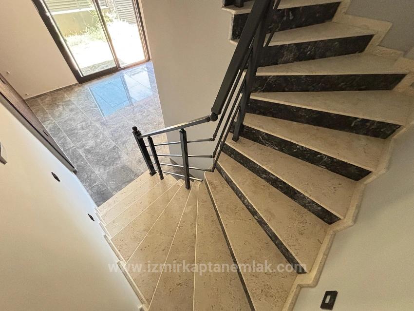 2+1 Villa For Sale In Menderes Özdere, 100 Meters From The Beach, With A Large Garden