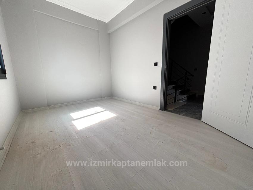 2+1 Villa For Sale In Menderes Özdere, 100 Meters From The Beach, With A Large Garden