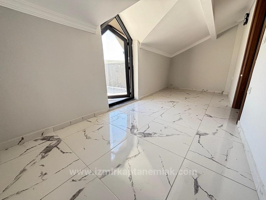 Brand New 4+1 Triplex For Sale In Menderes Özdere, 50 M From The Beach With A Large Garden