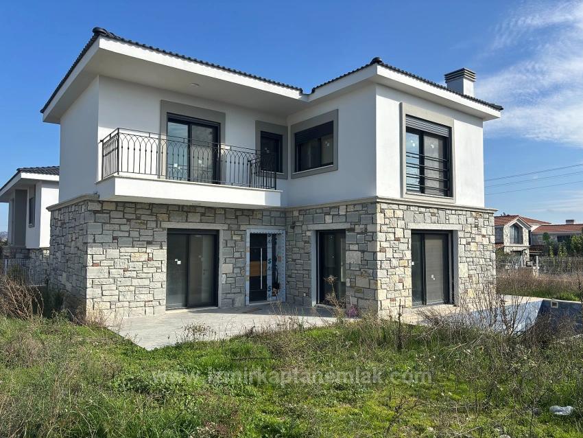 4+1 Detached Duplex Summer Villa With Pool In Seferihisar Akarca