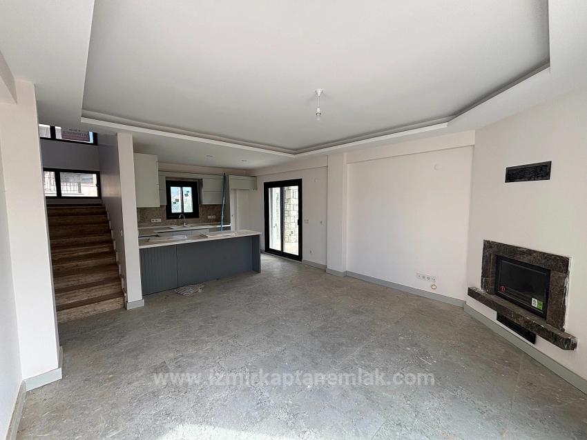 4+1 Detached Duplex Summer Villa With Pool In Seferihisar Akarca