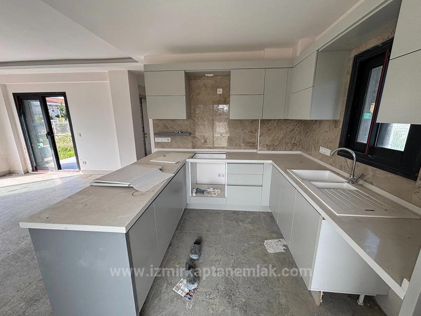 4+1 Detached Duplex Summer Villa With Pool In Seferihisar Akarca