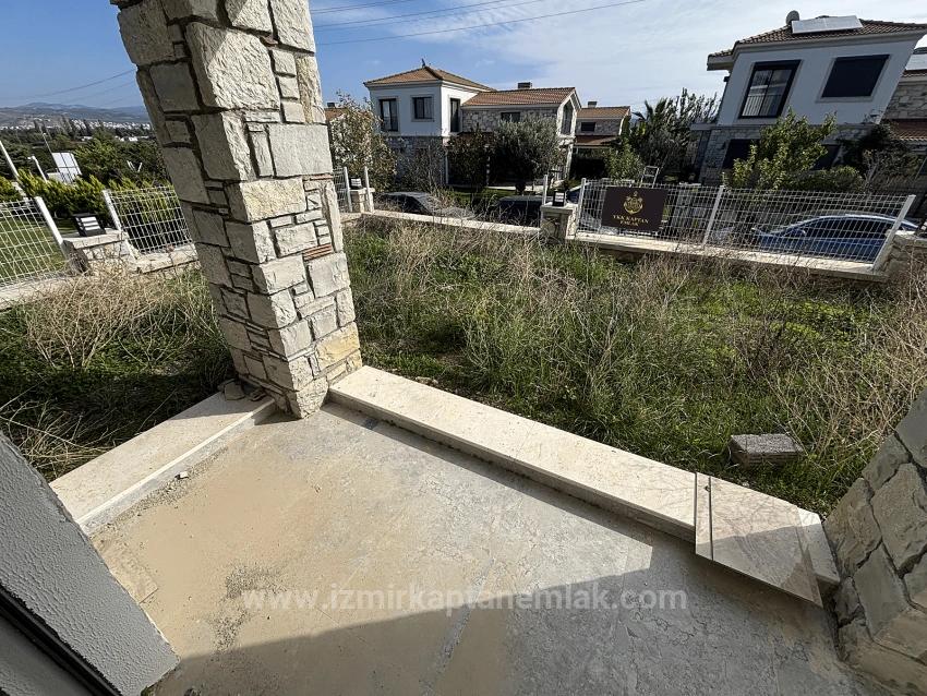 4+1 Detached Duplex Summer Villa With Pool In Seferihisar Akarca