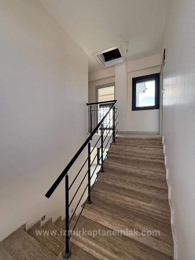 4+1 Detached Duplex Summer Villa With Pool In Seferihisar Akarca