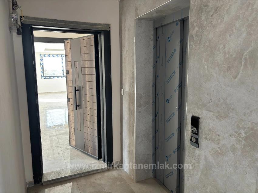 2+1 Closed Kitchen Penthouse Apartment In Seferihisar Camikebir