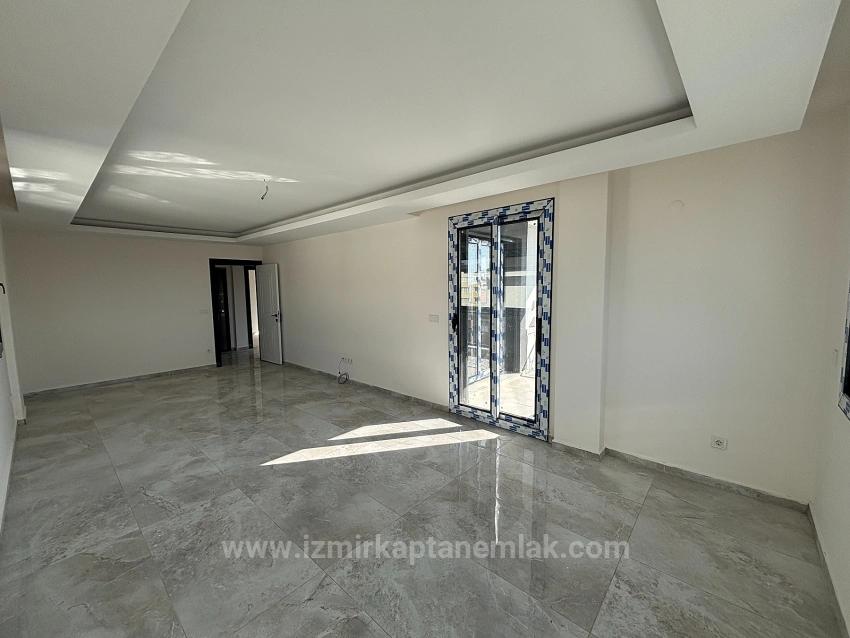 2+1 Closed Kitchen Penthouse Apartment In Seferihisar Camikebir