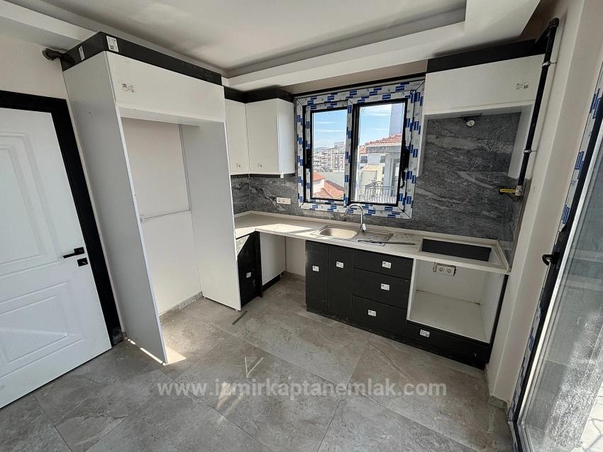 2+1 Closed Kitchen Penthouse Apartment In Seferihisar Camikebir