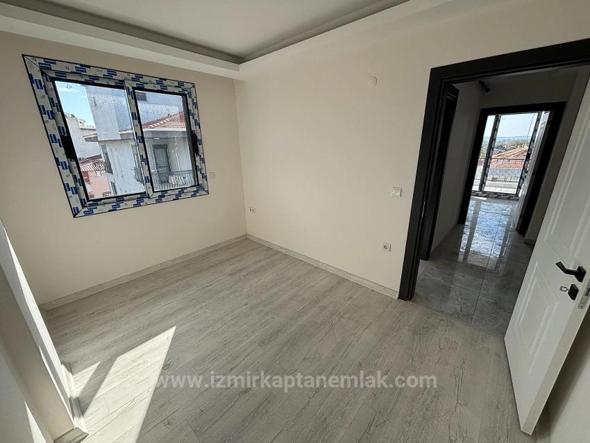 2+1 Closed Kitchen Penthouse Apartment In Seferihisar Camikebir