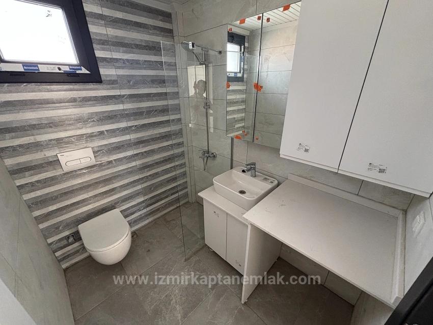 2+1 Closed Kitchen Penthouse Apartment In Seferihisar Camikebir