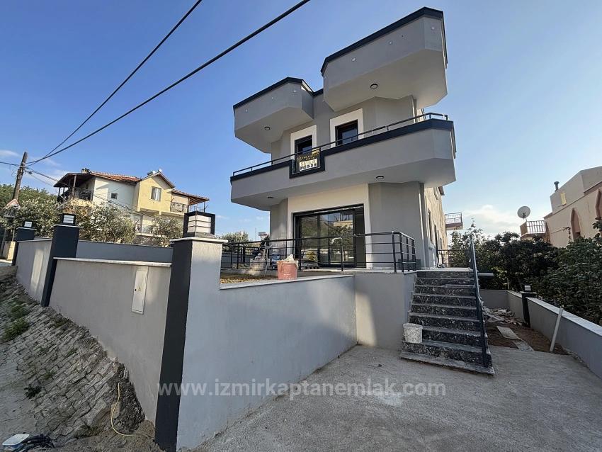 3+1 Detached Villa For Sale In İzmir Seferihisar Ürkmez, 1100 Meters From The Sea