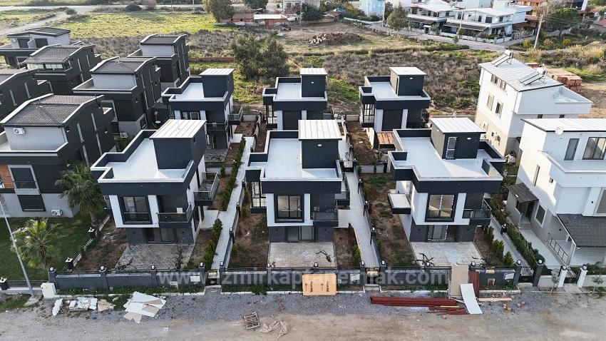 2+1 Villa With Spacious Garden In A Gated Community In Cumhuriyet Neighborhood, Seferihisar, Izmir