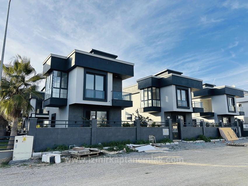 2+1 Villa With Spacious Garden In A Gated Community In Cumhuriyet Neighborhood, Seferihisar, Izmir