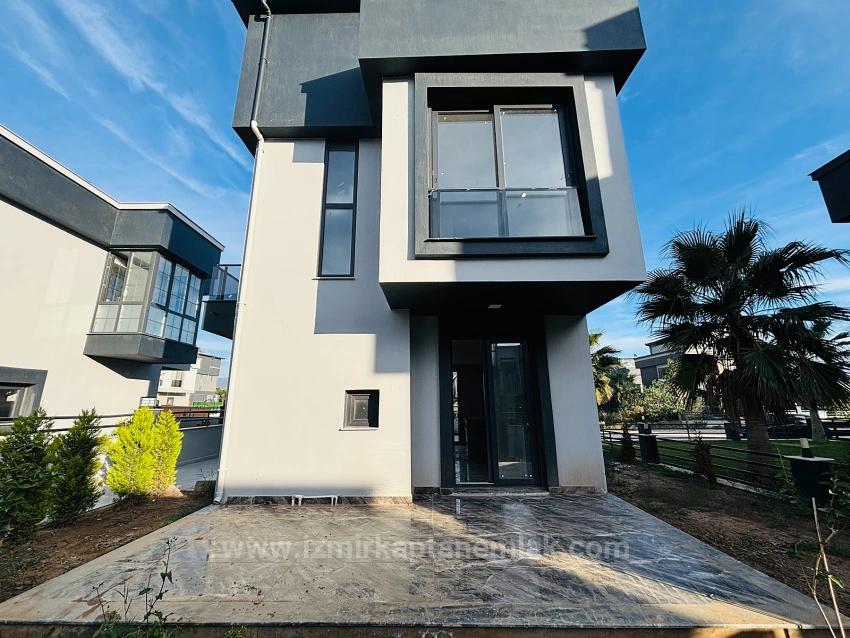 2+1 Villa With Spacious Garden In A Gated Community In Cumhuriyet Neighborhood, Seferihisar, Izmir