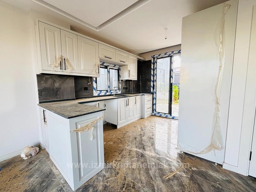 2+1 Villa With Spacious Garden In A Gated Community In Cumhuriyet Neighborhood, Seferihisar, Izmir