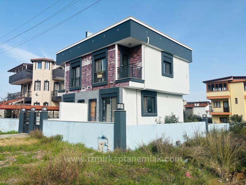 2+1 Villa With Spacious Garden For Sale In Atatürk Neighborhood, Seferihisar, İzmir