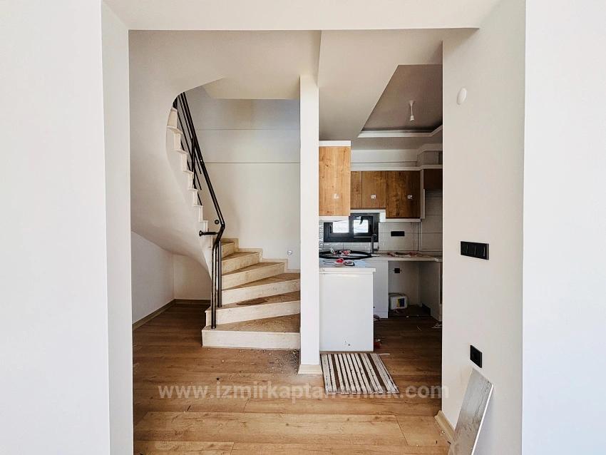 2+1 Villa With Garden For Sale In Payamlı Village, Seferihisar, İzmir