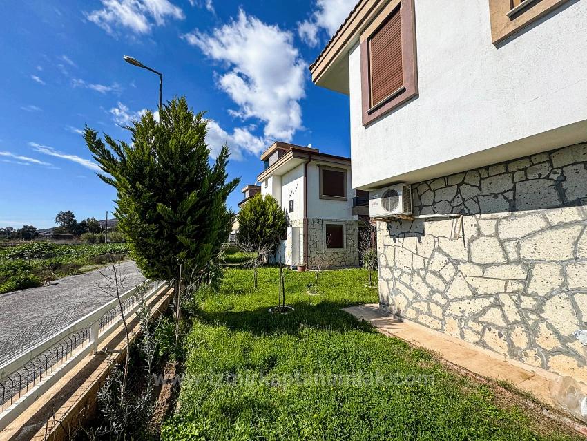 3+1 Villa For Sale In A Gated Community With A Swimming Pool In Cumhuriyet Neighborhood, Seferihisar, Izmir.