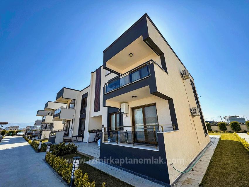 1+1 Apartment For Sale In A Complex With A Swimming Pool In Bengiler, Seferihisar, Izmir.