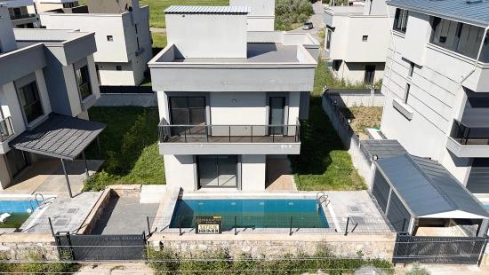 3+1 Detached Villa With Pool For Sale In Cumhuriyet Neighborhood, Seferihisar, Izmir