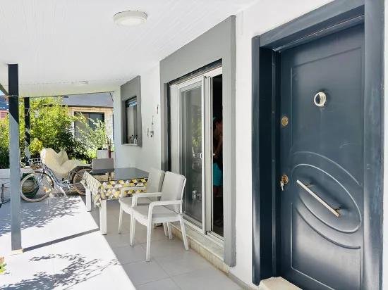 Garden 2+1 Summer Villa For Sale In Payamlı Neighbourhood, Seferihisar, İzmir