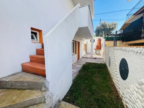 2+1 Flat For Sale With Garden In Seferihisar Ürkmez Central Location