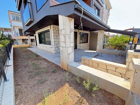 Large And Spacious 6+2 Triplex For Sale In Seferihisar Payamlı Center