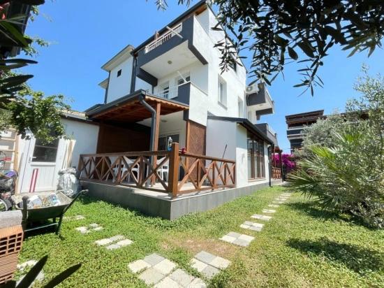 Spacious 3+1 Villa For Sale With Parking And Large Garden In Seferihisar Doğanbey