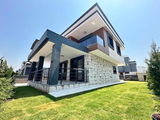 300M2 Gross Large 3+1 Villa With Independent Pool For Sale In Doğanbey