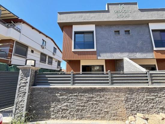 2+1 Villa For Sale In Menderes Özdere, 100 Meters From The Beach, With A Large Garden