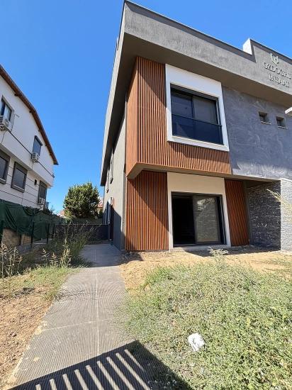 2+1 Villa For Sale In Menderes Özdere, 100 Meters From The Beach, With A Large Garden