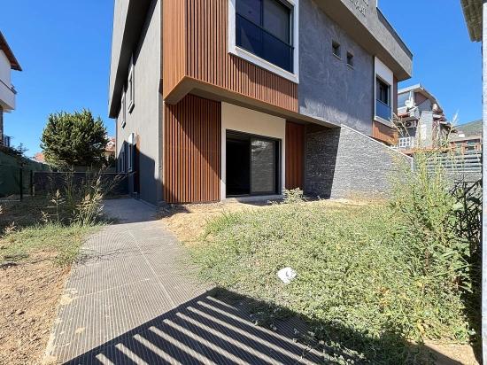 2+1 Villa For Sale In Menderes Özdere, 100 Meters From The Beach, With A Large Garden