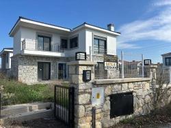 4+1 Detached Duplex Summer Villa With Pool In Seferihisar Akarca