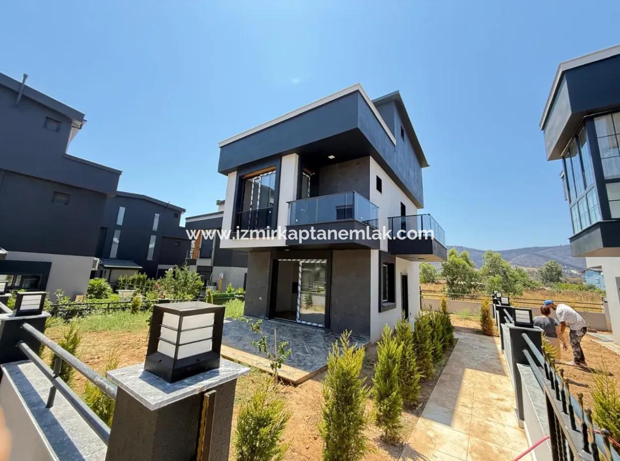2 1 Villa For Sale With Independent Garden In 200M2 Plot In Doğanbey