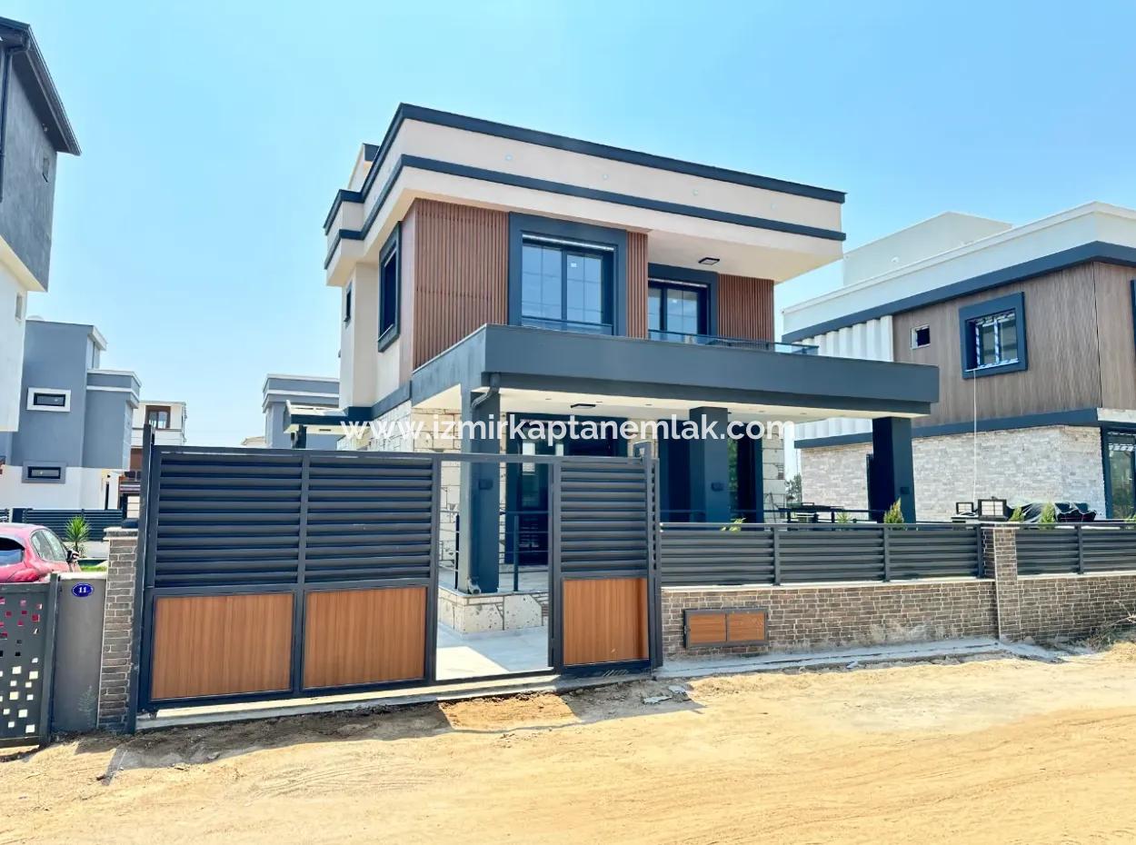 3 1 Villa For Sale With Independent Pool And Large Garden In Doğanbey