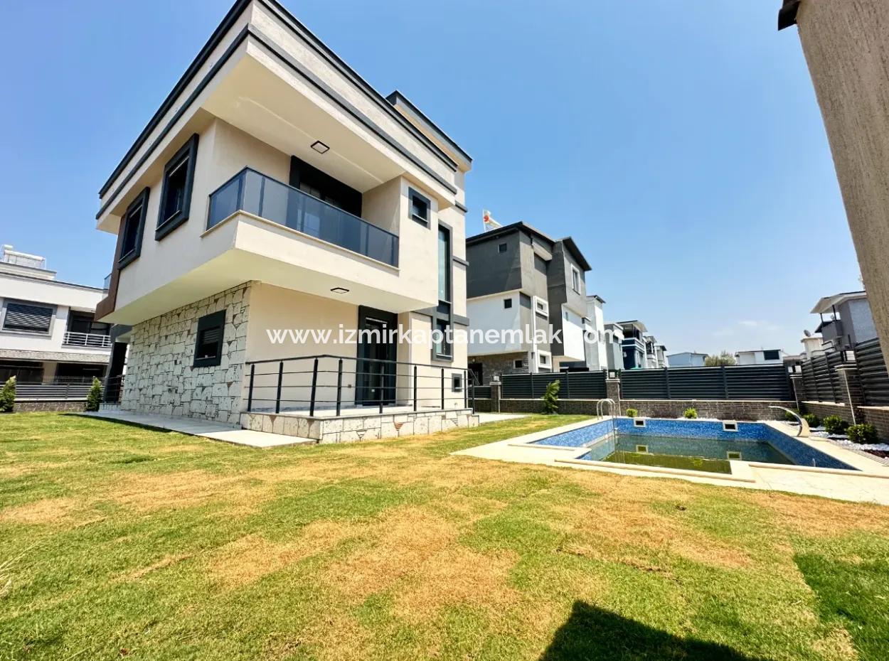 3 1 Villa For Sale With Independent Pool And Large Garden In Doğanbey