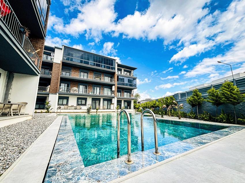 Расположен В Закрытом Жилом Комплексе С Бассейном И Камерами Видеонаблюдения В Районе Чолакибрахим Бей, Сеферихисар, Измир.