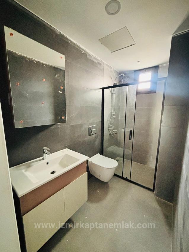 Расположен В Закрытом Жилом Комплексе С Бассейном И Камерами Видеонаблюдения В Районе Чолакибрахим Бей, Сеферихисар, Измир.