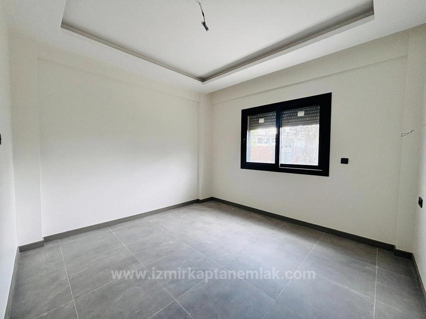 Расположен В Закрытом Жилом Комплексе С Бассейном И Камерами Видеонаблюдения В Районе Чолакибрахим Бей, Сеферихисар, Измир.