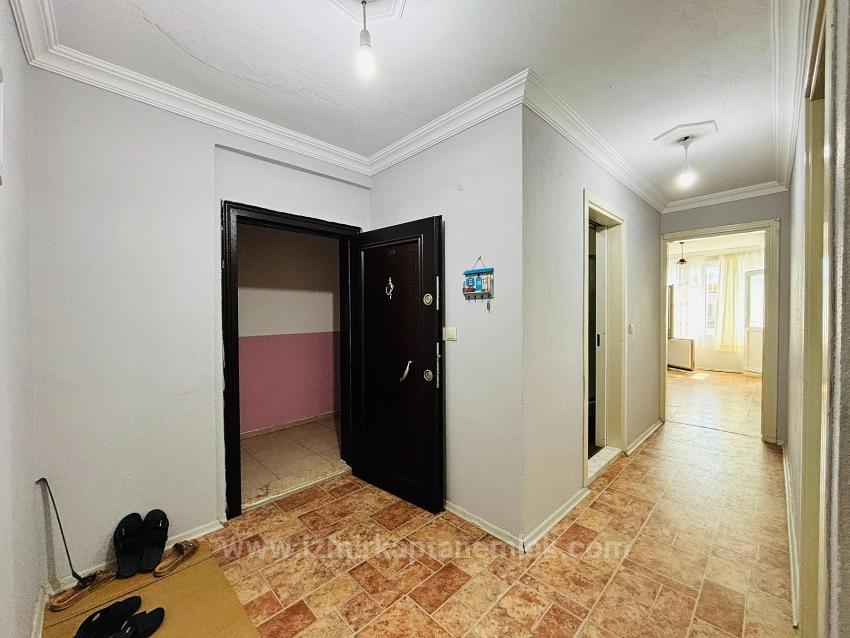 Продается 2+1 Квартира В Районе Бенгилер, Сеферихисар, Измир, В Торговом Центре, С Видом На Улицу, С Закрытой Кухней.