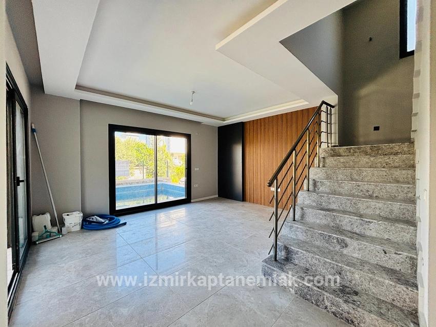 Для продажи Летний 3+1 в Cumhuriyet Seferihisar Doğanbey - 150 m²