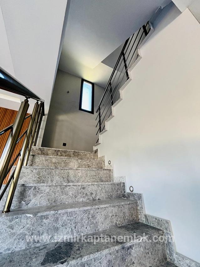Для продажи Летний 3+1 в Cumhuriyet Seferihisar Doğanbey - 150 m²