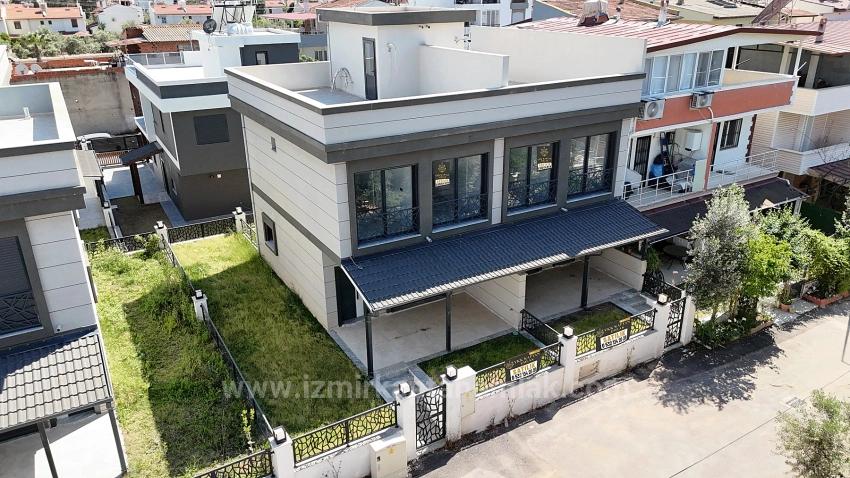 Продается Двухквартирная Вилла В Районе Паямлы, Сеферихисар, Измир, В 350 М От Моря, Планировка 3+1.