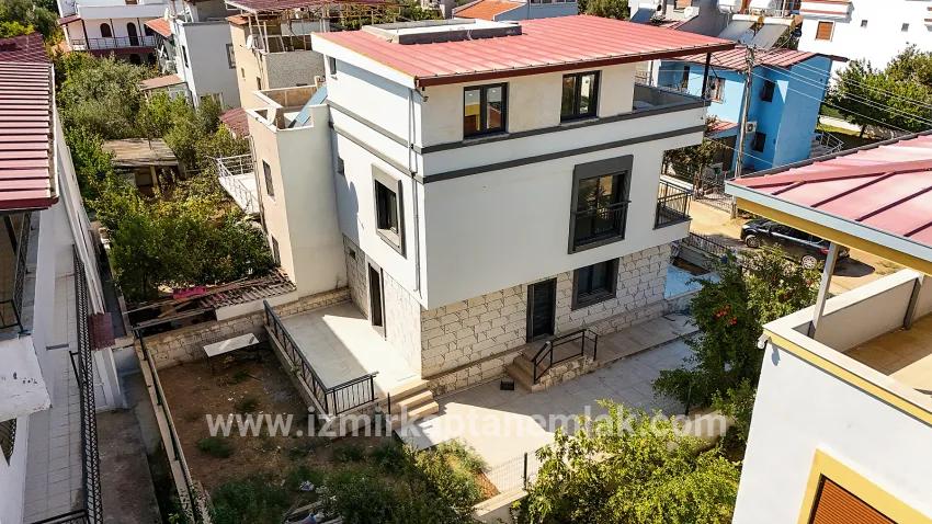 Для продажи Летний 5+1 в Cumhuriyet Seferihisar Doğanbey - 145 m²