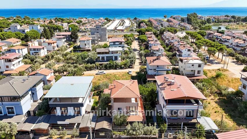 Для продажи Летний 4+1 в Cumhuriyet Seferihisar Doğanbey - 160 m²