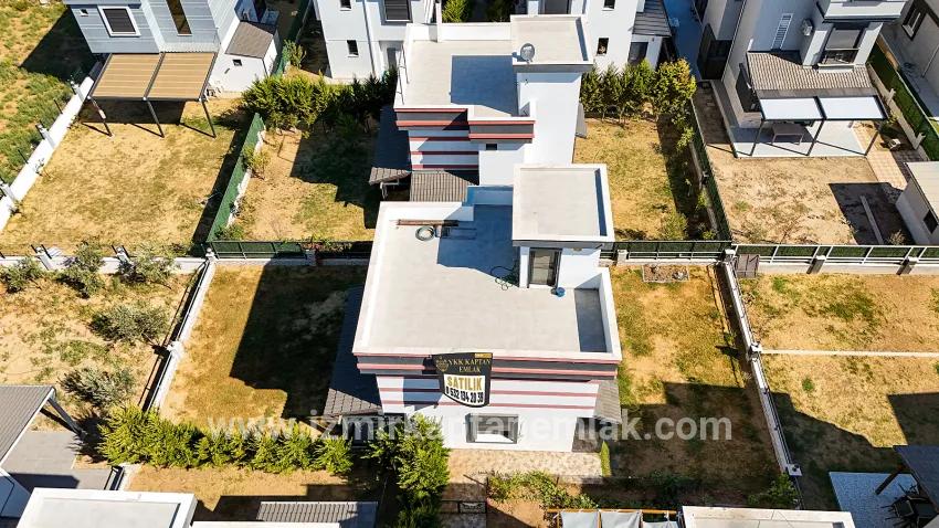 Для продажи Летний 3+1 в Cumhuriyet Seferihisar Doğanbey - 180 m²