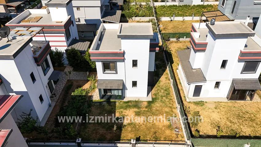 Для продажи Летний 3+1 в Cumhuriyet Seferihisar Doğanbey - 180 m²