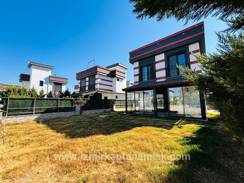 Для продажи Летний 3+1 в Cumhuriyet Seferihisar Doğanbey - 180 m²