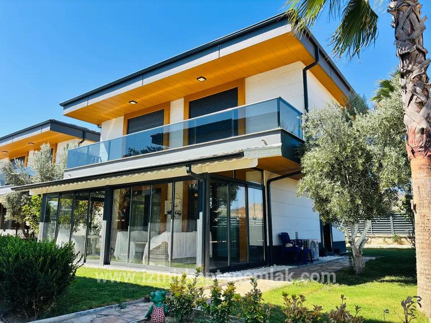 Для продажи Летний 3+1 в Cumhuriyet Seferihisar Doğanbey - 290 m²