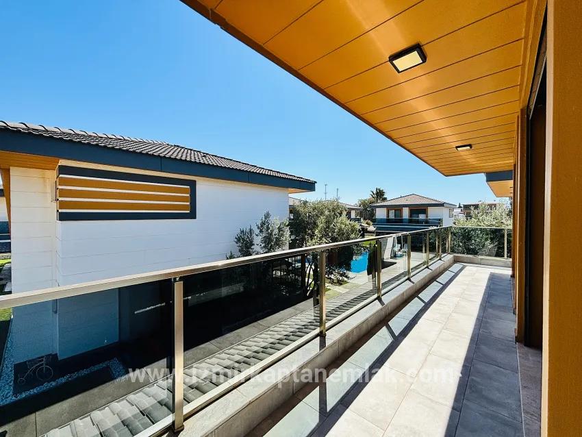 Для продажи Летний 3+1 в Cumhuriyet Seferihisar Doğanbey - 290 m²